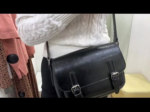 ❤️ فٹنگ روم میں ڈلڈو کے ساتھ نوجوان کتیا فیرل بیری کی عوامی مشت زنی ❤❌  فحش میں ur.porno-flix.ru ﹏